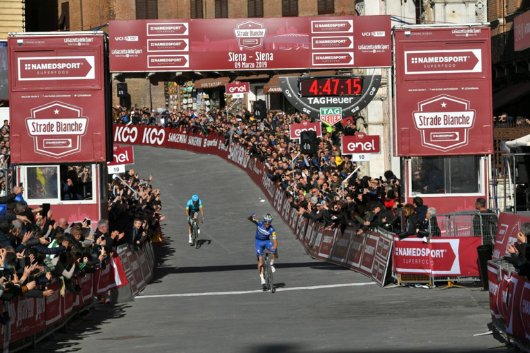 Strade Bianche Finish with crowds